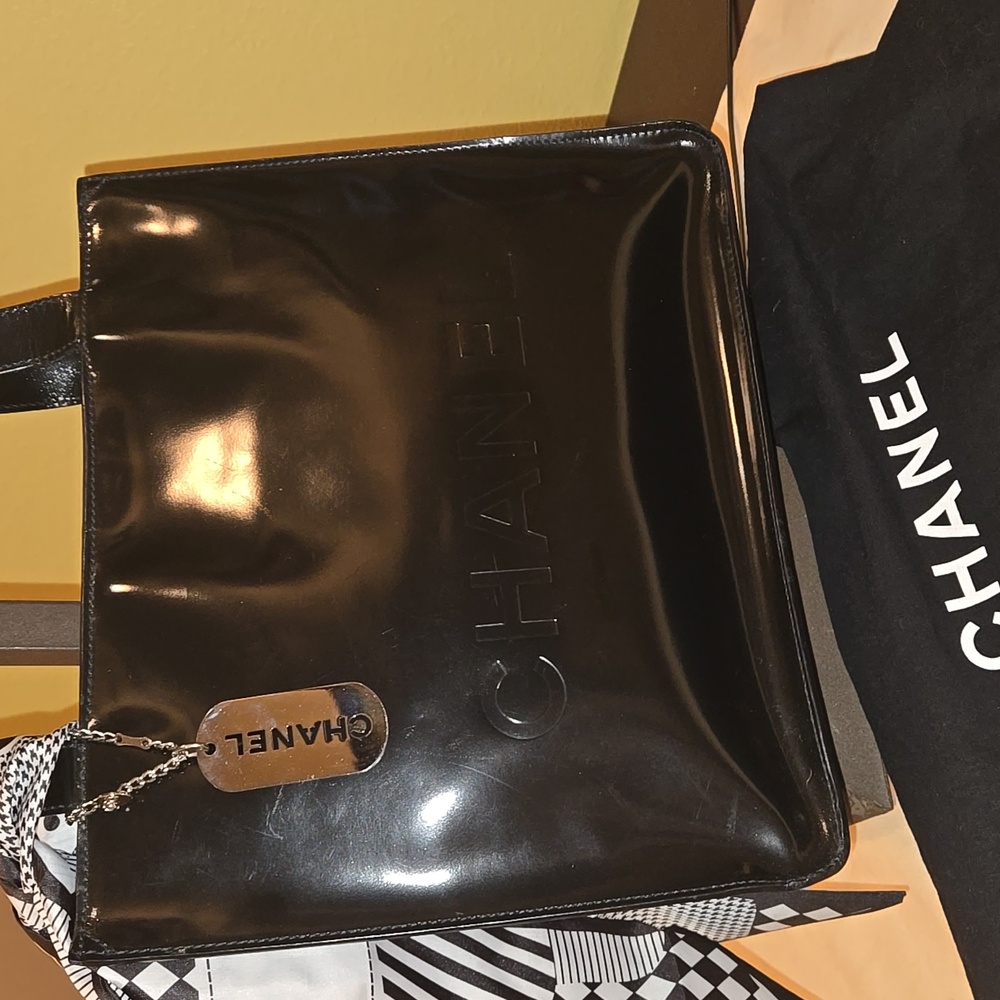 CHANEL PATENT LEATHER TOTE - Picture 3 of 17